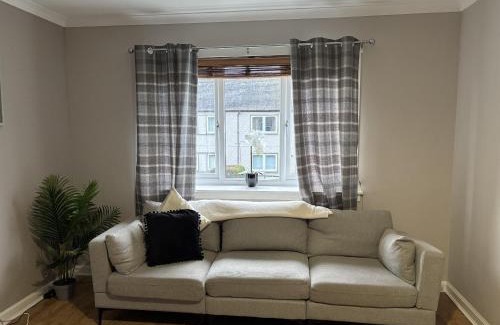 Livingston House | Burns House: Family & Pet-Friendly with Perfect Guest Ratings
