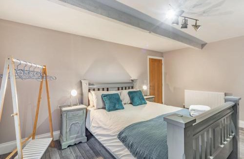 Hexham House | Burnside Cottage: Exceptional Retreat with Hot Tub & Pet-Friendly