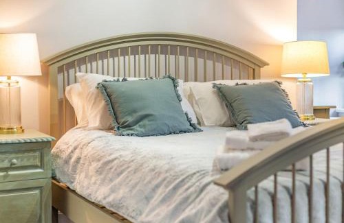 Hexham House | Burnside Cottage: Exceptional Retreat with Hot Tub & Pet-Friendly