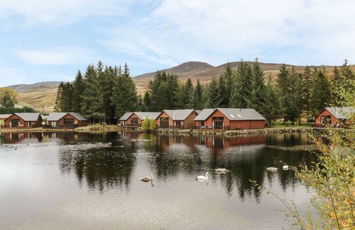 Foss Cottage | Discover Burnside Lodge: Pet-Friendly Retreat with Breakfast
