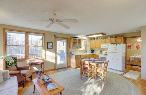 Burnsville Cottage | Pet-Friendly Burnsville Cabin - Steps from Crabtree Falls