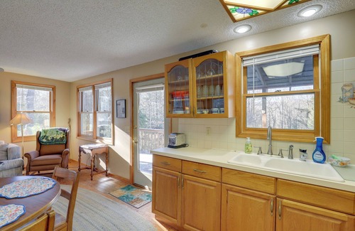 Burnsville Cottage | Pet-Friendly Burnsville Cabin - Steps from Crabtree Falls
