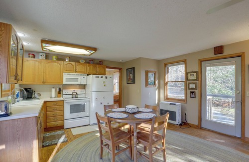 Burnsville Cottage | Pet-Friendly Burnsville Cabin - Steps from Crabtree Falls