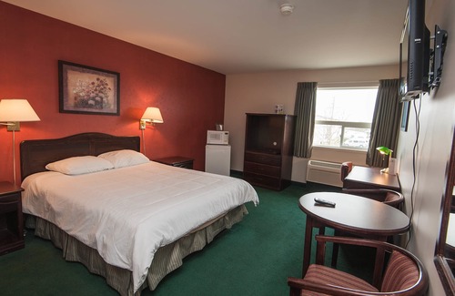 Thompson Hotel | Inviting Burntwood Hotel: Family-Friendly with Restaurant & Kitchen