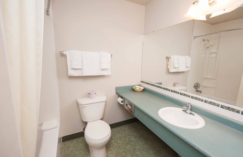 Thompson Hotel | Inviting Burntwood Hotel: Family-Friendly with Restaurant & Kitchen