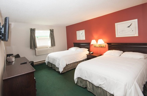 Thompson Hotel | Inviting Burntwood Hotel: Family-Friendly with Restaurant & Kitchen