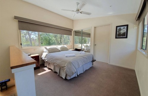 Forge Creek Apartment | Waterfront Burrabogie: Family-Friendly Retreat with Spa