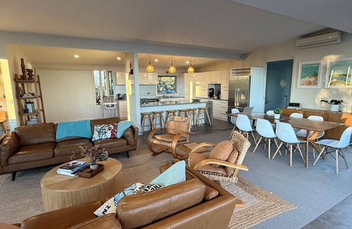 Coles Bay House | Stay at Burraneer: 10/10 Rated with Spa and Family Amenities