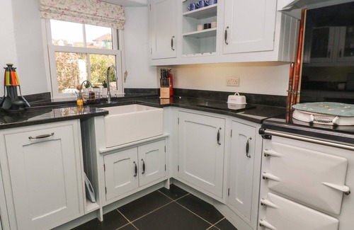 Tywardreath Cottage | Cozy Burrow House: Pet Friendly with Ocean View in Tywardreath