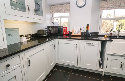 Tywardreath Cottage | Cozy Burrow House: Pet Friendly with Ocean View in Tywardreath