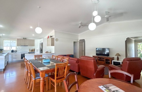 Traviston House | Burrumundi - 100M To Beach - Great Water Views - Deck - Air Con - WiFi - Pool Table