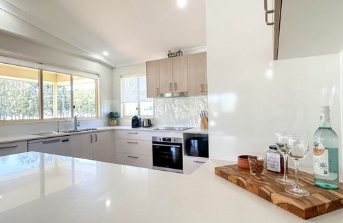 Traviston House | Burrumundi - 100M To Beach - Great Water Views - Deck - Air Con - WiFi - Pool Table