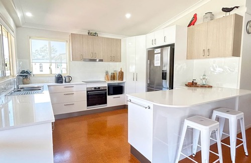 Traviston House | Burrumundi - 100M To Beach - Great Water Views - Deck - Air Con - WiFi - Pool Table