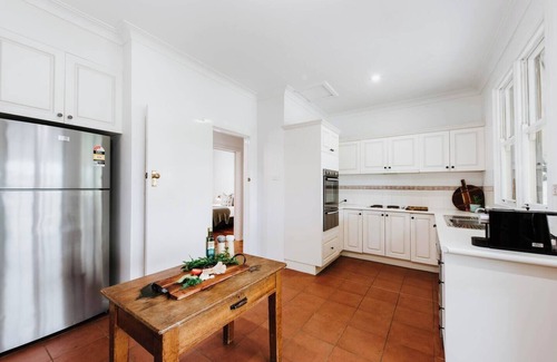 Central Mudgee House | Burrundulla Farmhouse Tranquil Country Allure