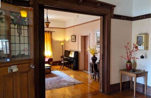 Burwood Bed & Breakfast | Cozy Burwood Bed And Breakfast with Family-Friendly Amenities