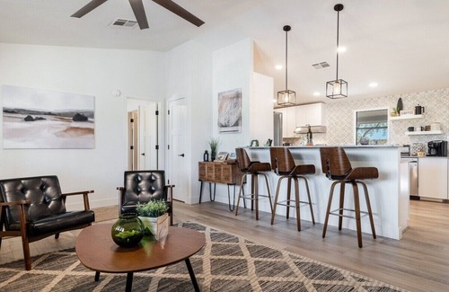 Saguaro West House | Unforgettable Bus Stop Saloon - Cave Creek with Spa Access