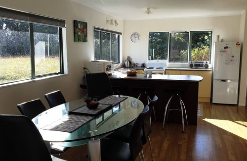 Whangarei Heads Cottage | Idyllic Retreat with Bay Views and Privacy Awaits You