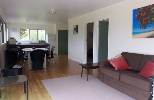 Whangarei Heads Cottage | Idyllic Retreat with Bay Views and Privacy Awaits You