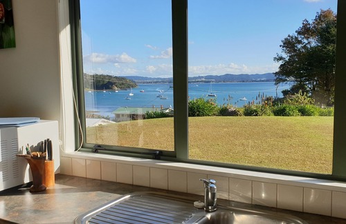 Whangarei Heads Cottage | Idyllic Retreat with Bay Views and Privacy Awaits You