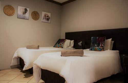 Lephalale Cabin | Cozy Bush Inn Lodge: Family-Friendly Dining Awaits You