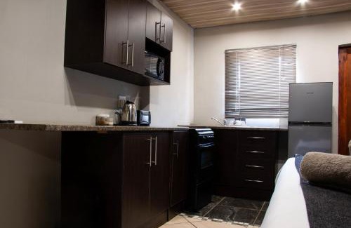 Lephalale Cabin | Cozy Bush Inn Lodge: Family-Friendly Dining Awaits You