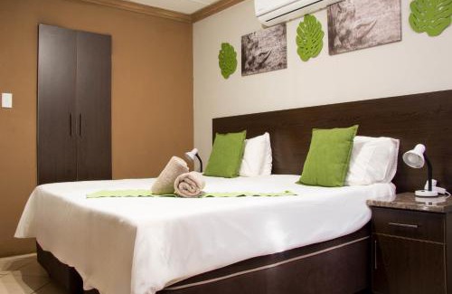 Lephalale Cabin | Cozy Bush Inn Lodge: Family-Friendly Dining Awaits You