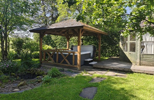 Gilsland Cottage | BUSH NOOK HOUSE, pet friendly, with hot tub in Brampton, Cumbria