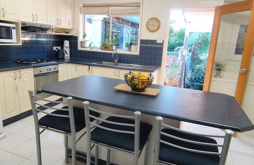 Baulkham Hills House | Idyllic Bush Retreat: Family-Friendly with Breakfast Included