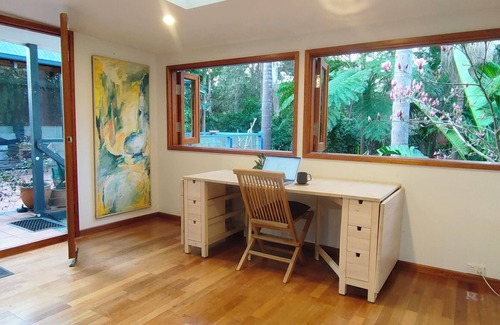 Baulkham Hills House | Idyllic Bush Retreat: Family-Friendly with Breakfast Included