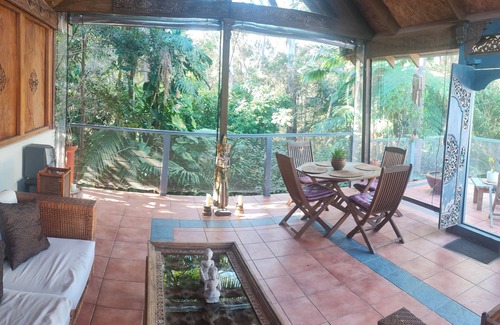 Baulkham Hills House | Idyllic Bush Retreat: Family-Friendly with Breakfast Included