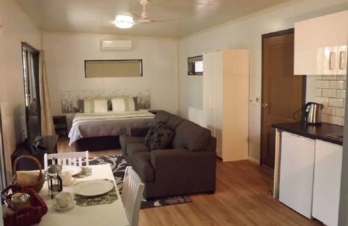 Boyland Villa | Relaxing Bushland Serenity: Ideal Couples Retreat