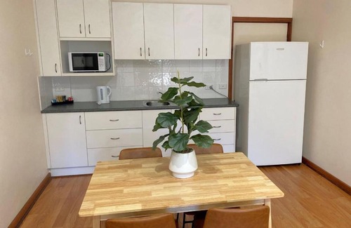 Parkes Hotel | Family-Friendly Bushman's Motor Inn with Pool and Kitchen
