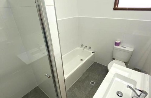 Parkes Hotel | Family-Friendly Bushman's Motor Inn with Pool and Kitchen