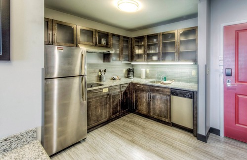 Columbus Apartment | Modern Hotel with Pool & Fitness Center near OSU