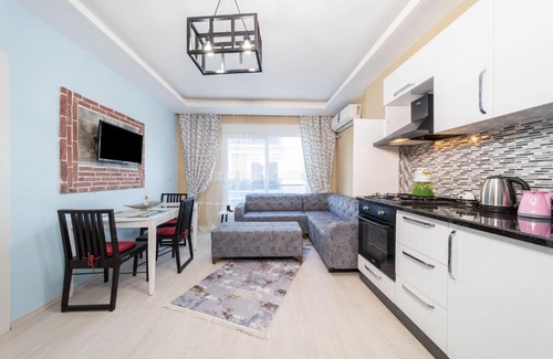 Konyaalti Apartment | Business-Friendly Retreat Steps from Konyaalti Beach