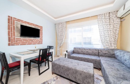 Konyaalti Apartment | Business-Friendly Retreat Steps from Konyaalti Beach