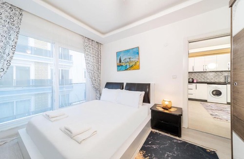 Konyaalti Apartment | Business-Friendly Retreat Steps from Konyaalti Beach