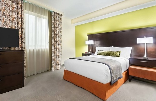 Seybold Hotel | Top-Rated Stay: Convenient to Airport with Pool & Breakfast