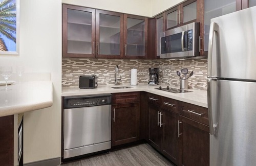 Seybold Hotel | Top-Rated Stay: Convenient to Airport with Pool & Breakfast