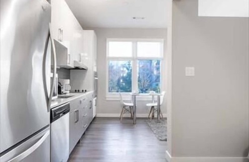 Central-Maverick Square - Paris Street House | Ideal Base for Business Travelers Steps from Logan Airport