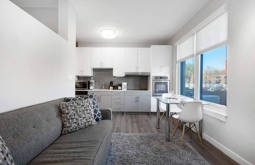 Central-Maverick Square - Paris Street House | Ideal Base for Business Travelers Steps from Logan Airport