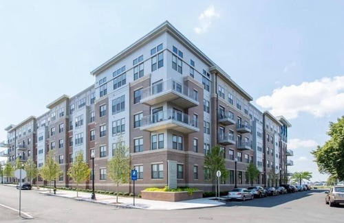 Central-Maverick Square - Paris Street House | Ideal Base for Business Travelers Steps from Logan Airport