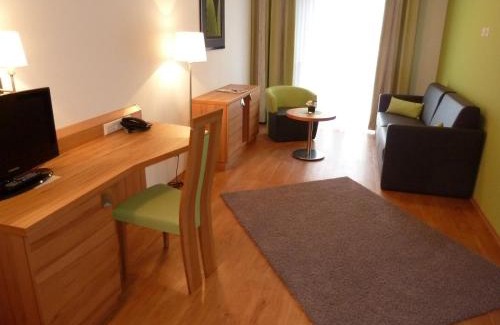 Sulgen Hotel | Comfortable Stay at BusinessHotel Schramberg with Breakfast