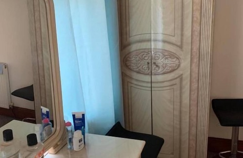 Leigh Hotel | Comfortable Stay at Busybee Guest House with Kitchen & Breakfast
