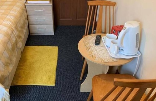 Leigh Hotel | Comfortable Stay at Busybee Guest House with Kitchen & Breakfast