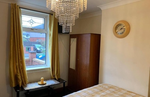 Leigh Hotel | Comfortable Stay at Busybee Guest House with Kitchen & Breakfast