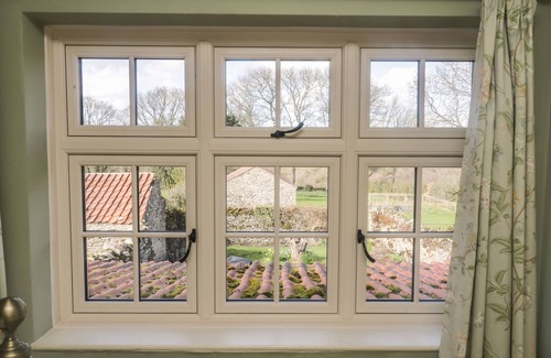 Lockton Cottage | Cozy Bute Cottage: Pet-Friendly Retreat in Pickering
