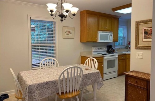 Athens House | Pet-Friendly Butler Cottage: Walk to the Brewery, 10/10 Rated