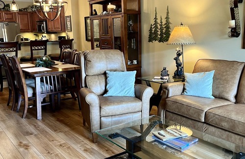 Gatlinburg Condo | Butler's Updated Downtown Condo with Pool & Scenic Views
