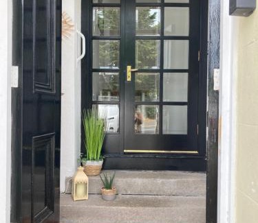 Newcastle House | Buttercup Cottage: Guest Rated 9.8, Perfect for Families